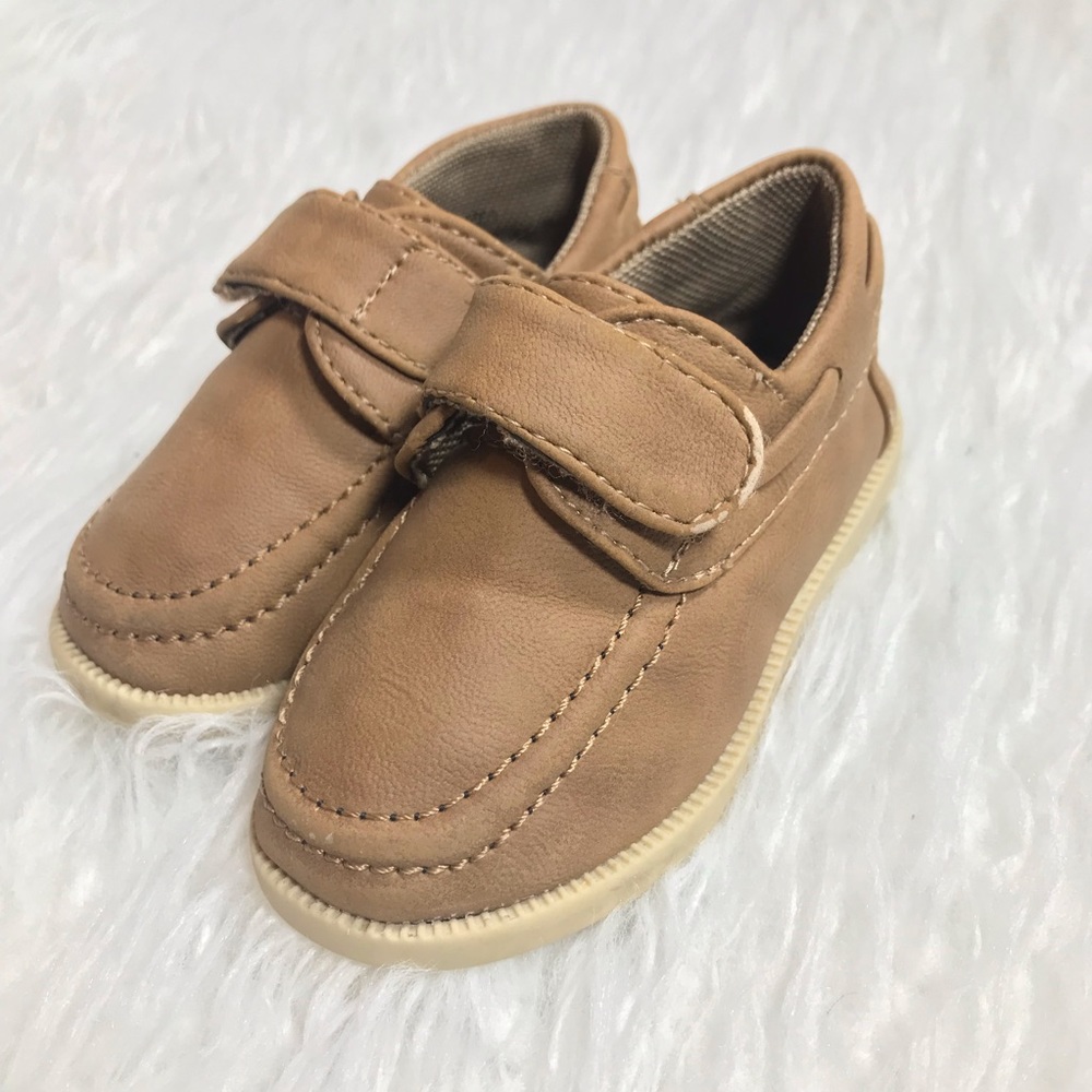 Boys dress shoes in tan brown leather.